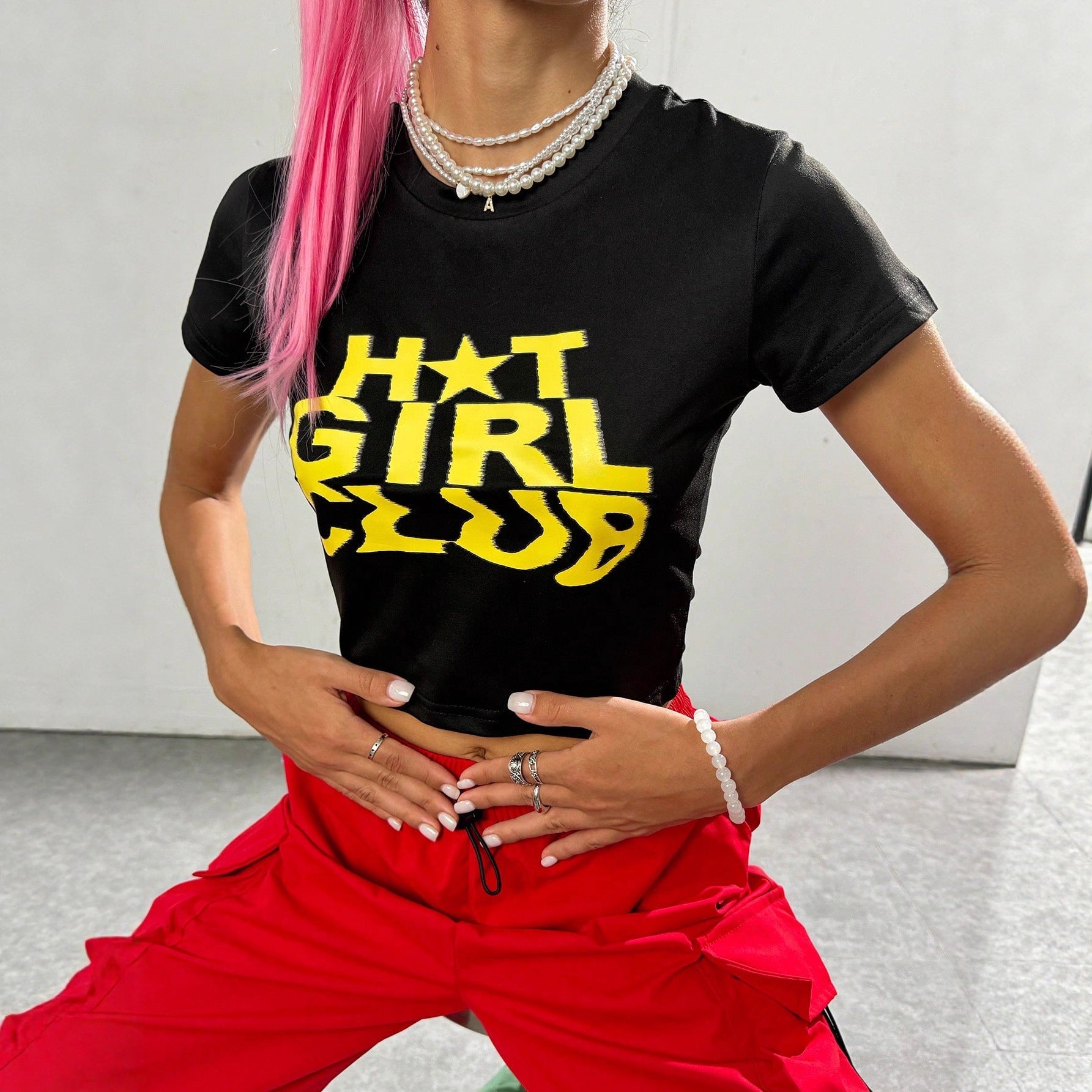 Damen Crop-T-Shirt mit auffälligem Schriftzug und figurbetontem Schnitt R&B