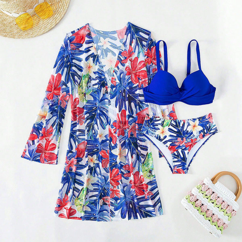 Damen bikini set mit floralem Überwurf und glamourösen Details R&B
