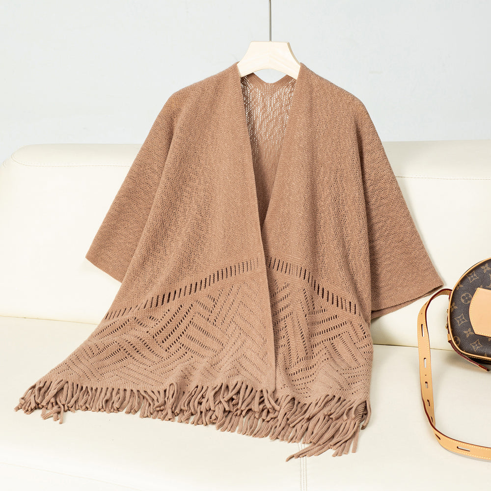 Damen eleganter Strickponcho mit fransigen Details und markantem Muster R&B
