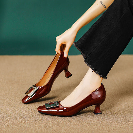 Damen Hochfront-Pumps mit blockiertem Absatz und stilvollem Schmuckelement R&B