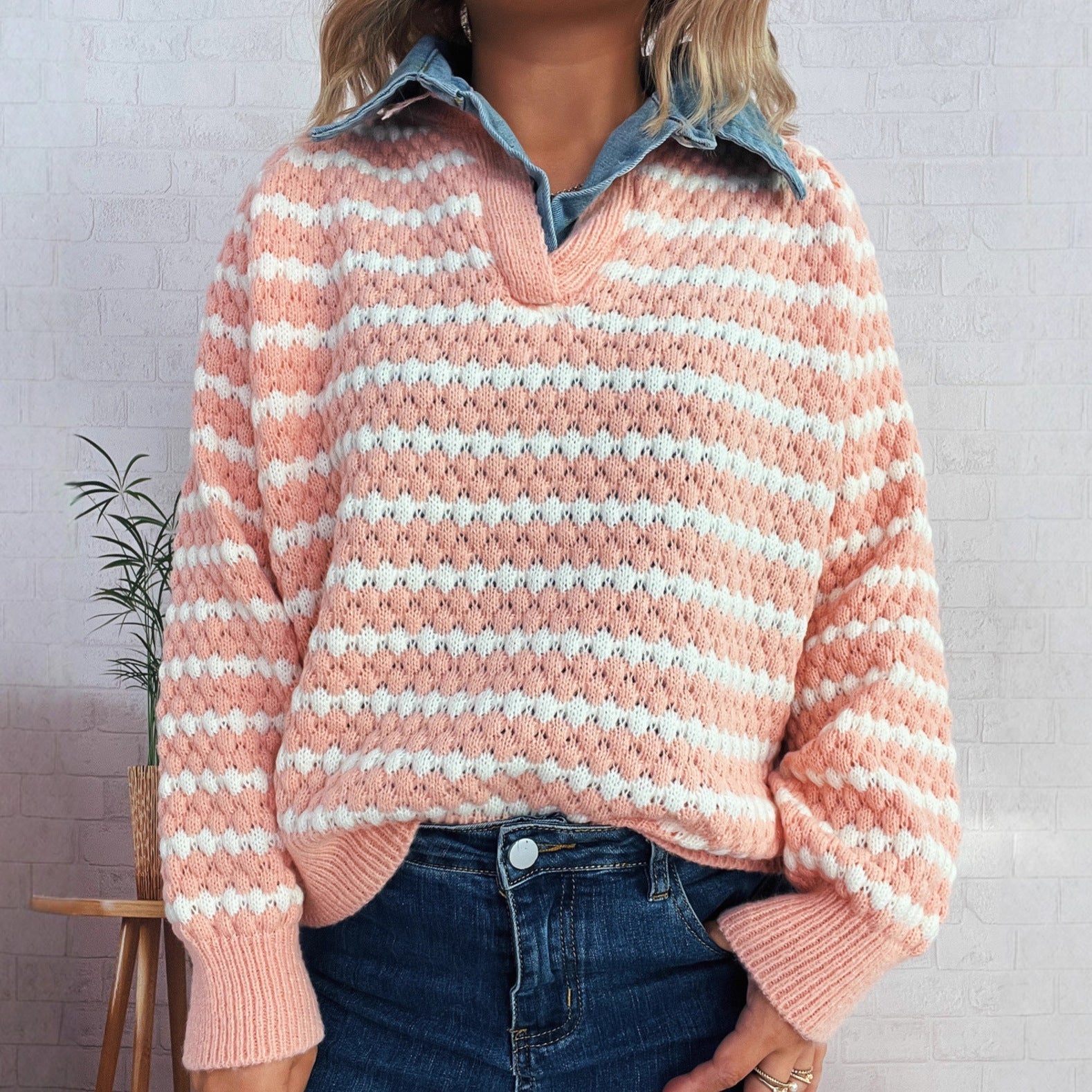 Damen Strickpullover mit tiefem V-Ausschnitt und markantem Streifenmuster R&B