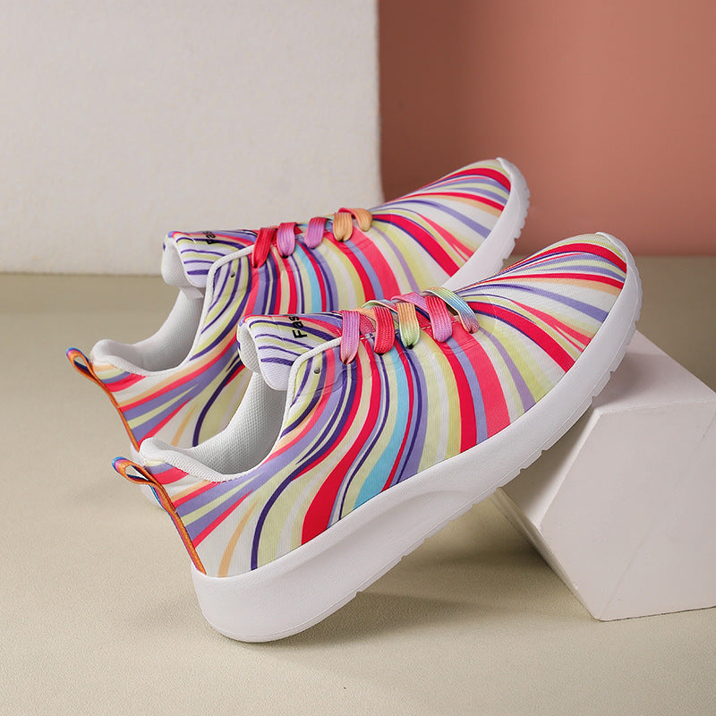 Damen Sportliche Sneakers mit buntem Wellenmuster