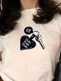 Damen T-Shirt mit kreativem Schlüsselherz-Motiv und modernem Print R&B
