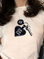 Damen T-Shirt mit kreativem Schlüsselherz-Motiv und modernem Print R&B