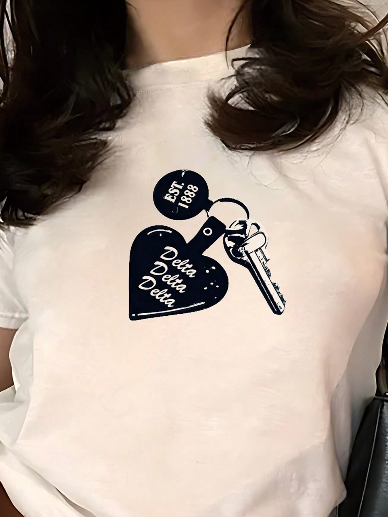 Damen T-Shirt mit kreativem Schlüsselherz-Motiv und modernem Print R&B