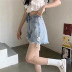 Damen Jeansshorts mit modischen Destroyed-Details und handgefertigten Akzenten
