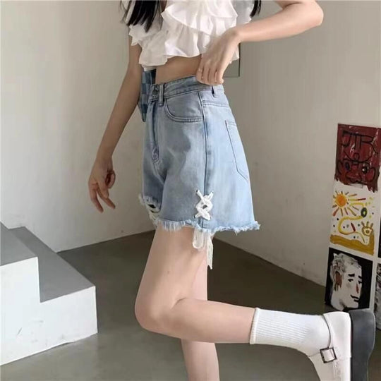 Damen Jeansshorts mit modischen Destroyed-Details und handgefertigten Akzenten