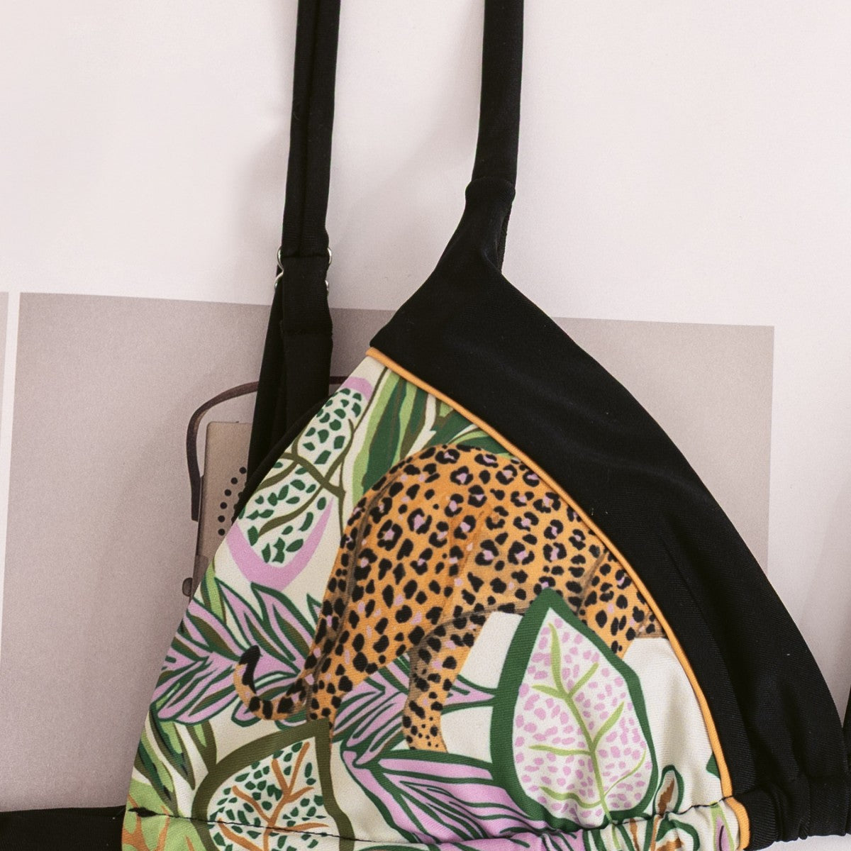 Damen Triangel-Bikini mit tropischem Muster und kontrastierenden Schwarzdetails