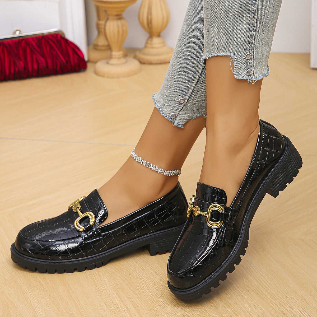 Damen nan glänzende Krokoprägung Loafer mit profilierter Traktorsohle und goldener Zierschnalle R&B