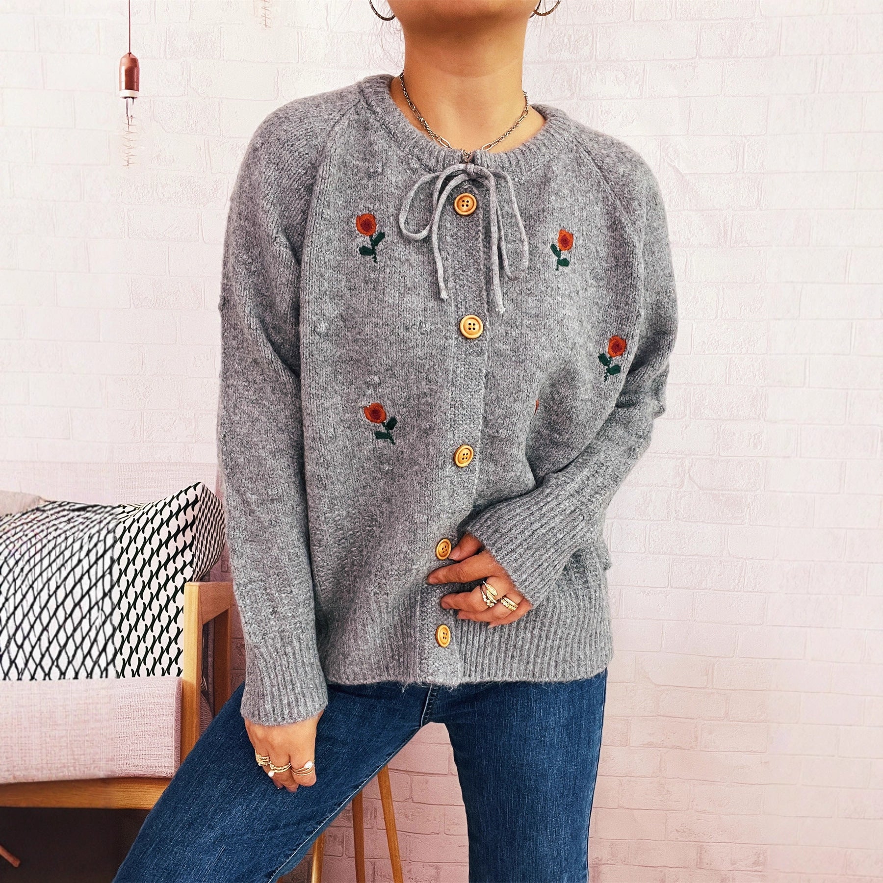 Damen Strickjacke mit floralem Stickdesign und Knopfverschluss R&B