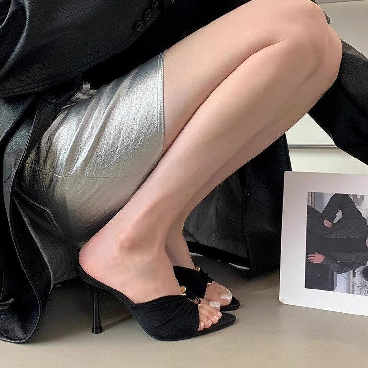 Damen elegante Mules mit geschwungenem Riemchen und zierlichen Details R&B