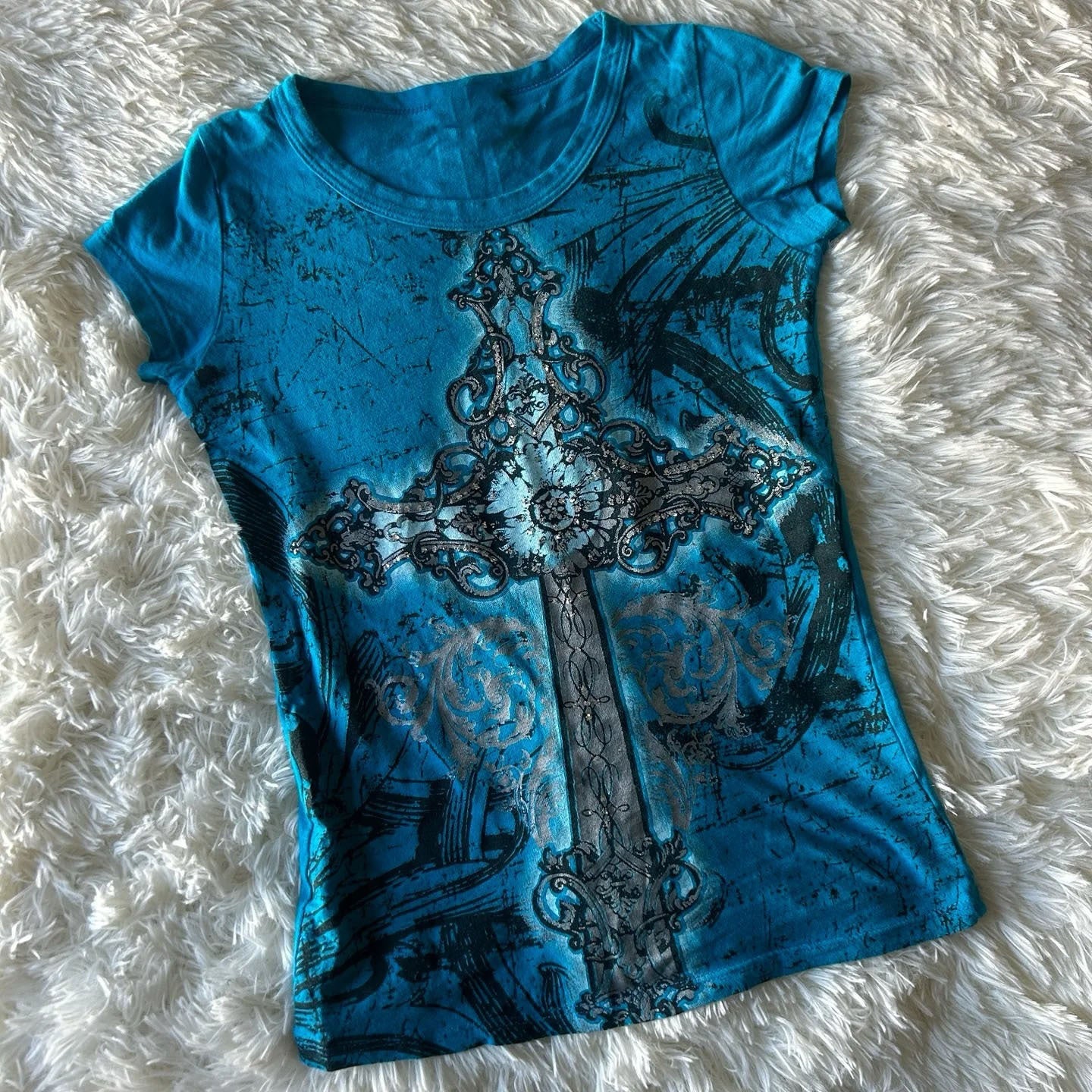 Damen T-Shirt mit grafischem Kreuzdruck und glänzenden Akzenten R&B