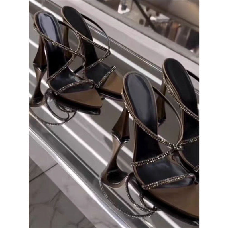 Damen elegante Absatzsandalen mit modischem Riemendesign und funkelnden Strassakzenten R&B