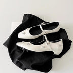 Damen Ballerina-Schuhe mit verziertem Riemen und glänzenden Applikationen