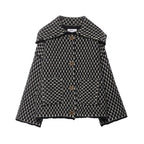 Damen nan kastige Bouclé-Tweedjacke mit großem Umlegekragen, aufgesetzten Taschen und dekorativen Holzknöpfen R&B
