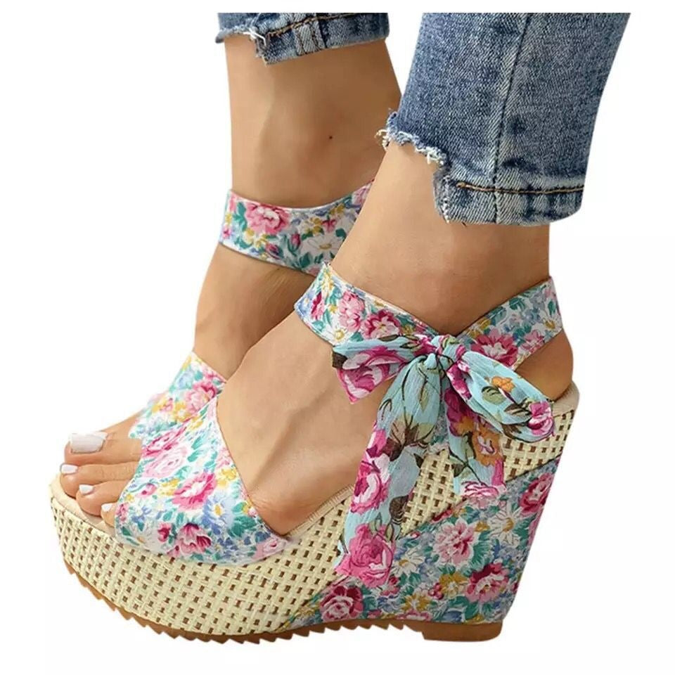 Damen Wedge-Sandalen mit dekorativem Spitzenschliff und verspielten Bändern R&B