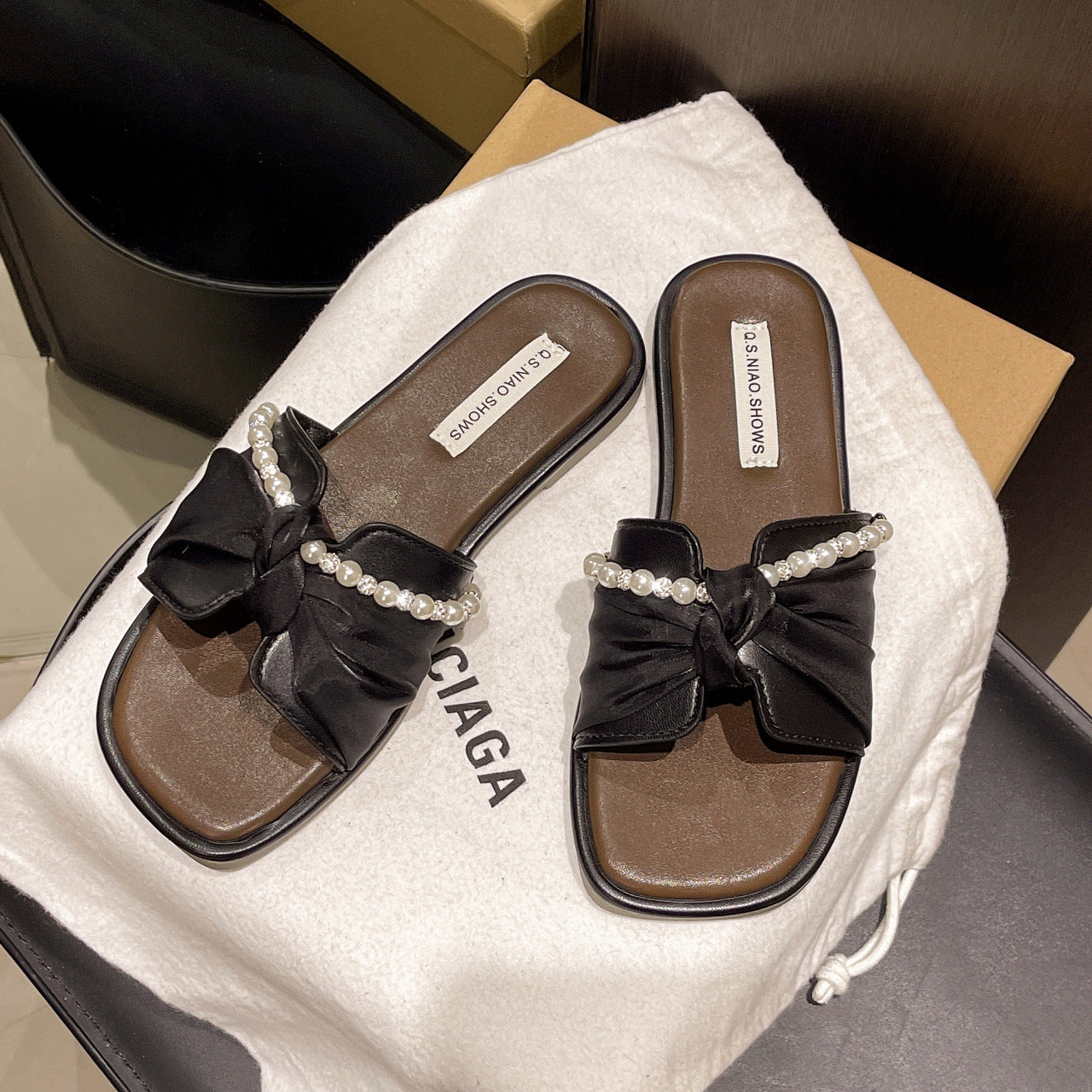 Damen Pantolette mit elegantem Schleifen-Design und perlengesäumtem Riemen EB