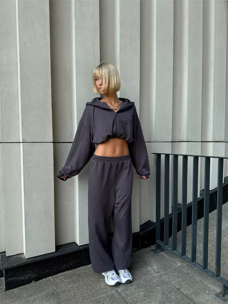 Damen lässiges Sportoutfit mit cropped Kapuzenjacke und weiter Hose R&B