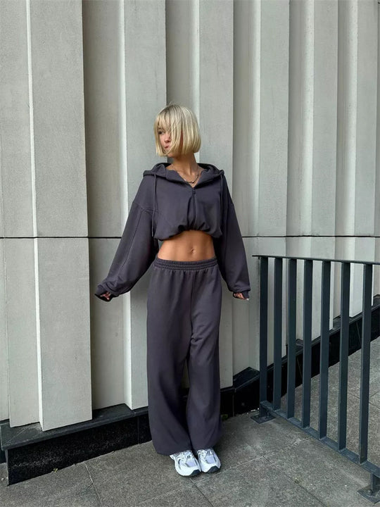Damen lässiges Sportoutfit mit cropped Kapuzenjacke und weiter Hose R&B