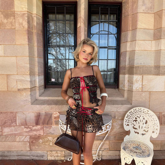 Damen Verspieltes Leo-Minikleid mit Rüschen und Schnürdetails R&B