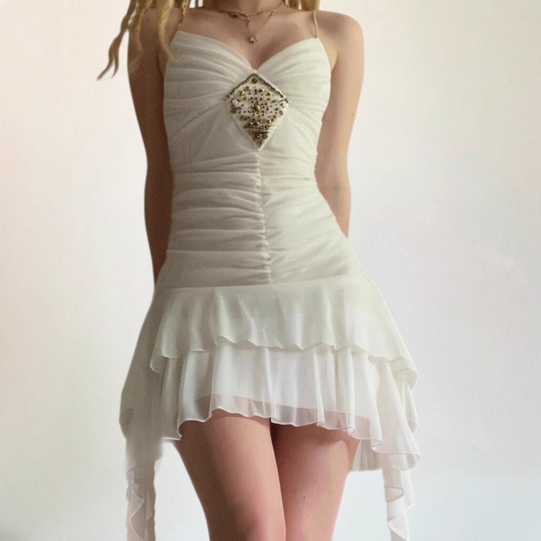 Damen Elegantes Abendkleid mit Rüschendetails und funkelndem Schmuck R&B