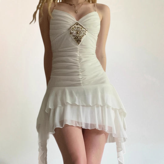 Damen Elegantes Abendkleid mit Rüschendetails und funkelndem Schmuck R&B