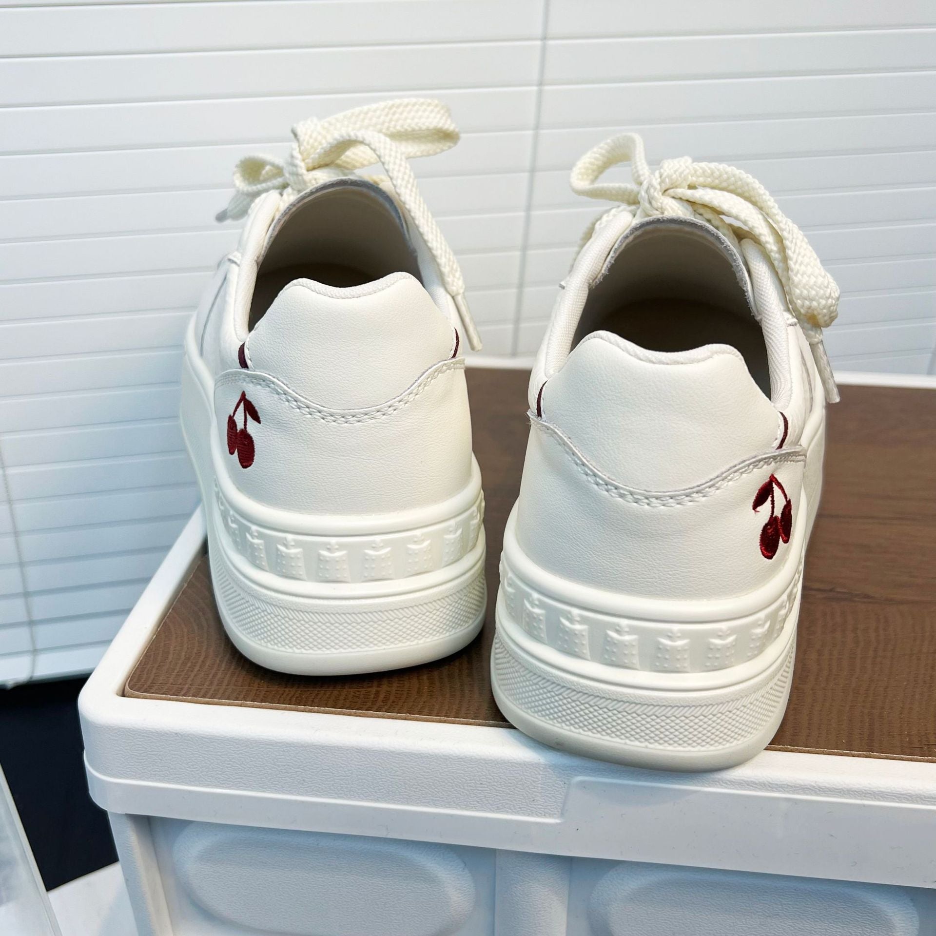 Damen Sneaker mit modischem Plateau und applikierter Kirschstickerei R&B