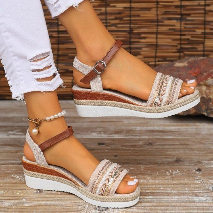 Damen Wedge-Sandalen mit dekorativen Zierbändern und komfortablem Fußbett