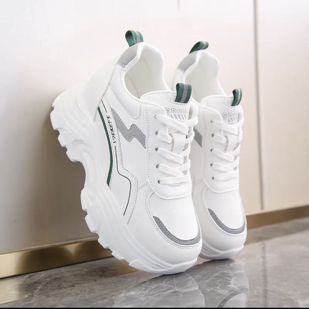 Damen Chunky Sneakers mit trendiger Sohle und dynamischem Design R&B
