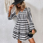 Damen Midikleid mit voluminösen Ärmeln und detailliertem Tribal-Print