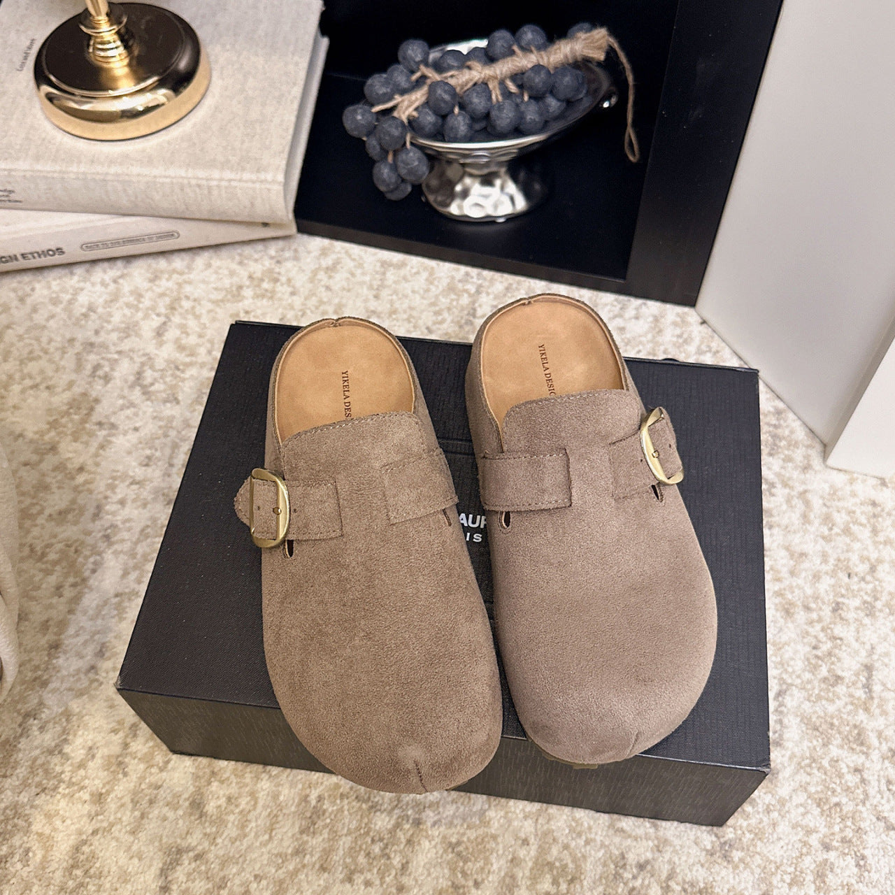 Damen Clogs aus hochwertigem Wildleder mit eleganter Schnalle R&B