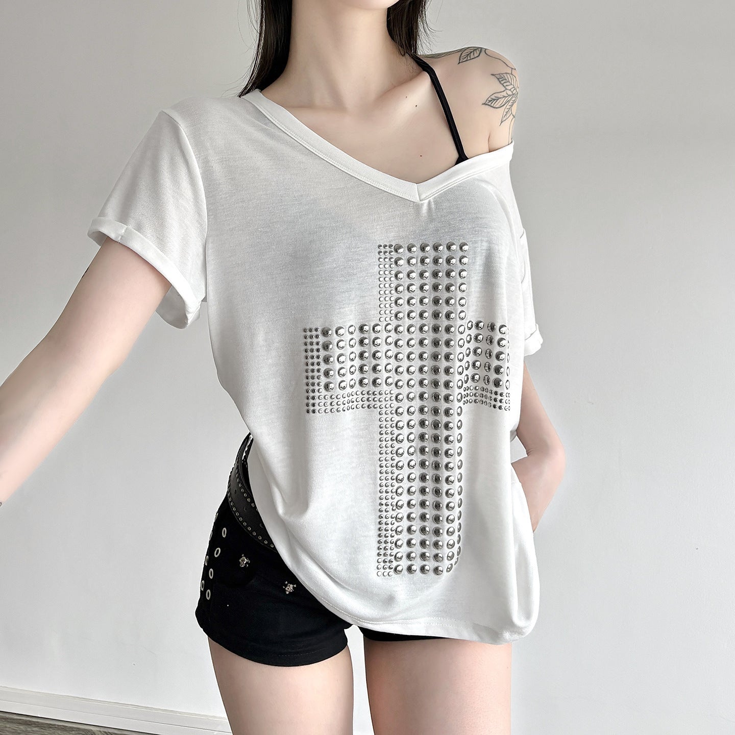 Damen V-Ausschnitt T-Shirt mit stilvollem Nieten-Dekor R&B