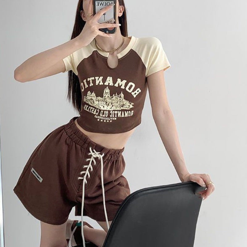 Damen cropped T-Shirt mit einzigartigem Ausschnitt und fröhlichem Grafikdesign R&B