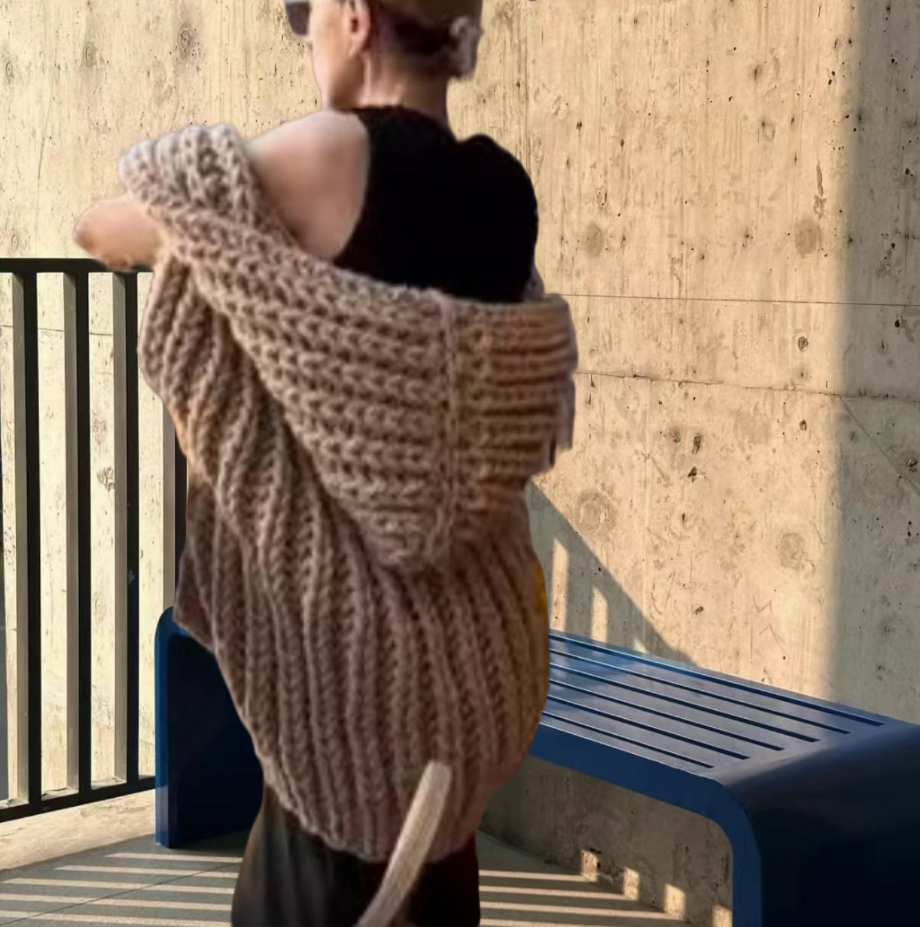 Damen Grobstrick-Hoodiejacke mit oversized Passform und tiefem Kragen R&B