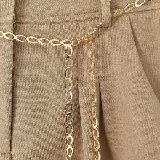 Damen elegante Shorts mit dekorativer Kette und feinen Falten R&B