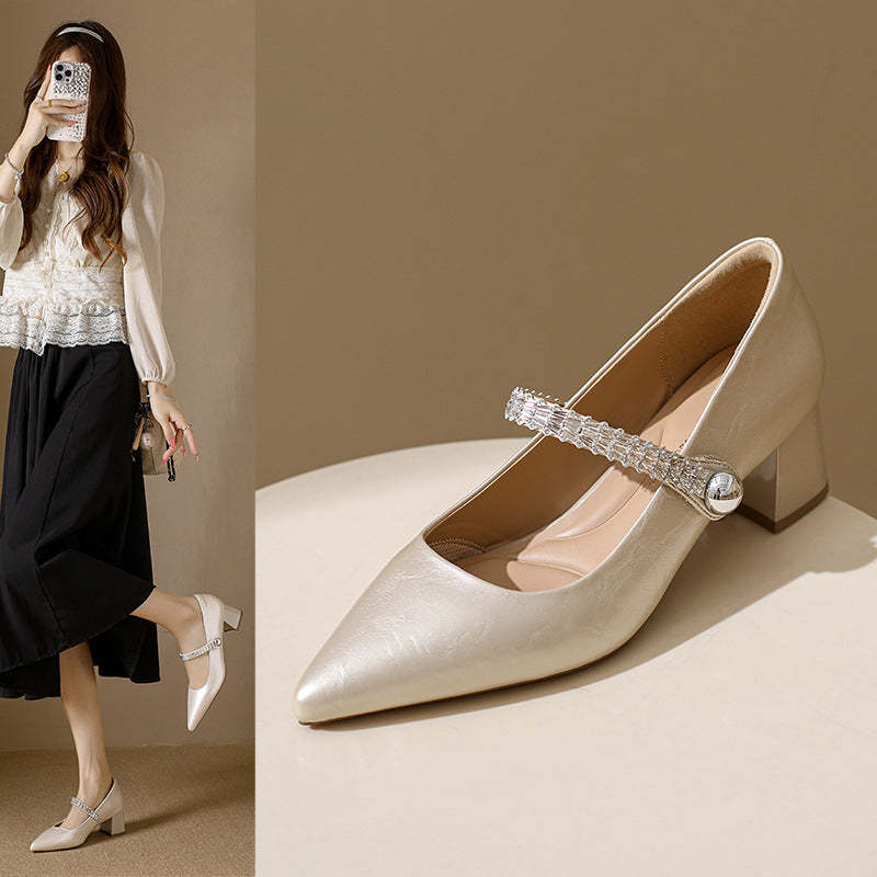 Damen spitze Pumps mit verziertem Riemchen und elegantem Blockabsatz