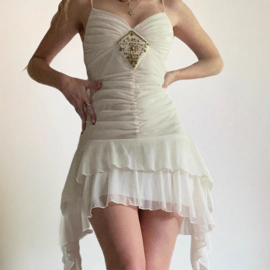 Damen Elegantes Abendkleid mit Rüschendetails und funkelndem Schmuck R&B