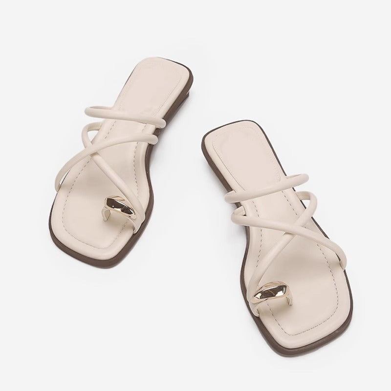 Damen elegante Zehentrenner-Sandalen mit dekorativem Riemendesign und goldfarbenem Akzent R&B