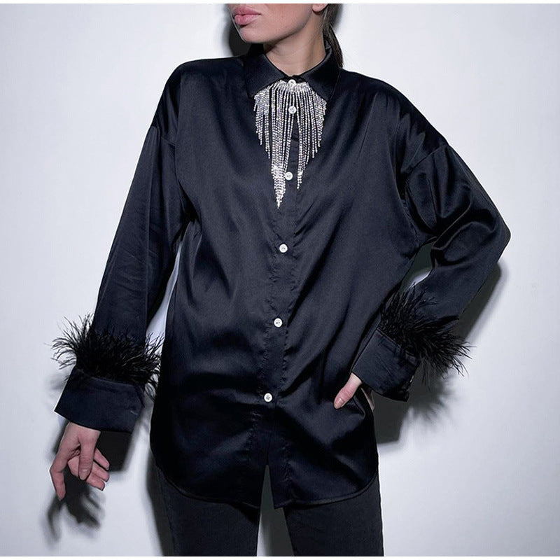 Damen Bluse mit extravaganten Federdetails und schimmerndem Satin R&B
