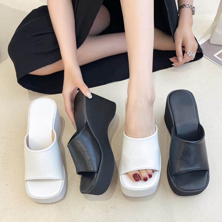 Damen Plateau-Pantoletten mit breitem Riemen und bequemer Sohle R&B