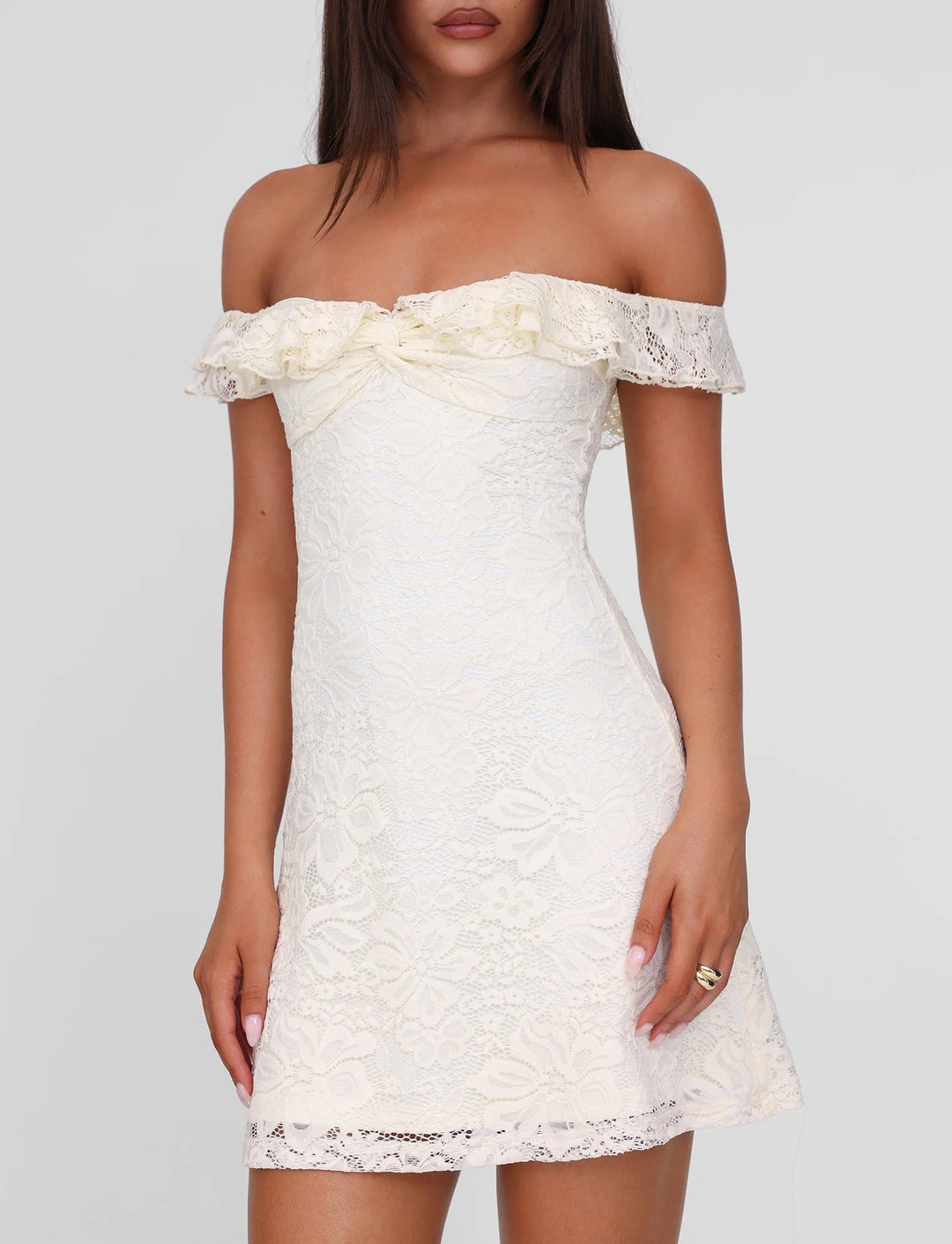 Damen Spitzenkleid mit voluminösem Rüscheneinsatz und schulterfreiem Design R&B