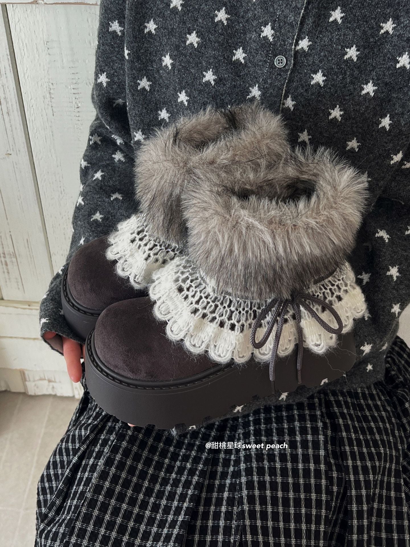 Damen Trendige Winterstiefel mit kuscheligem Kunstfellrand und dekorativer Spitzenverzierung R&B