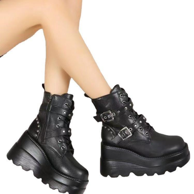 Damen Wedge-Stiefeletten mit dekorativen Schnallen und robuster Profilsohle R&B