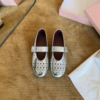 Damen Elegante und verspielte Ballerinas mit dekorativen Lochmustern und Riemchen
