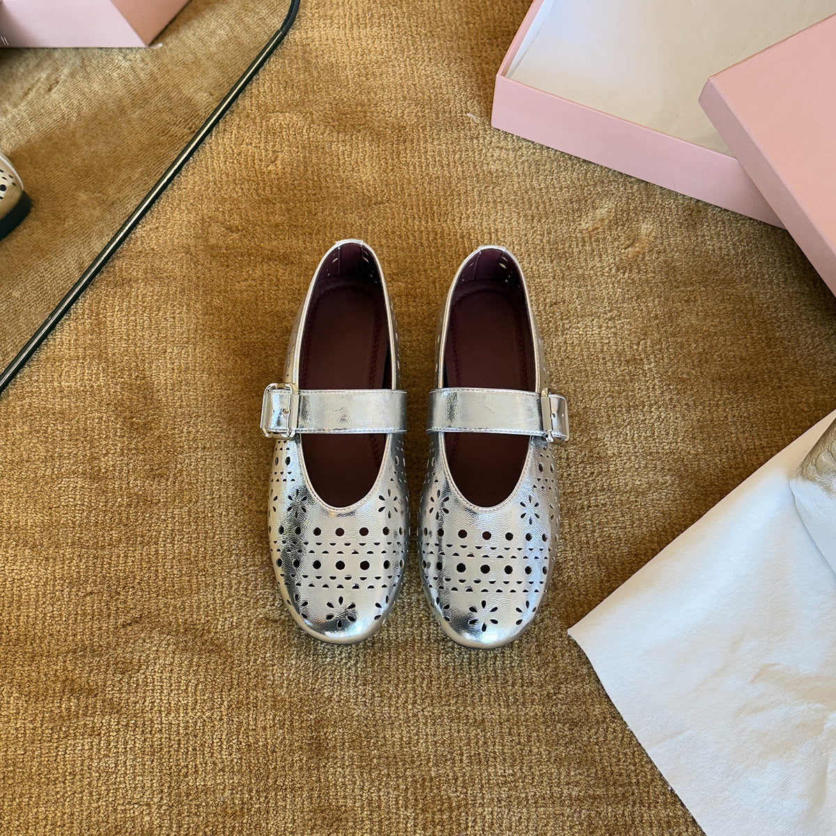 Damen Elegante und verspielte Ballerinas mit dekorativen Lochmustern und Riemchen