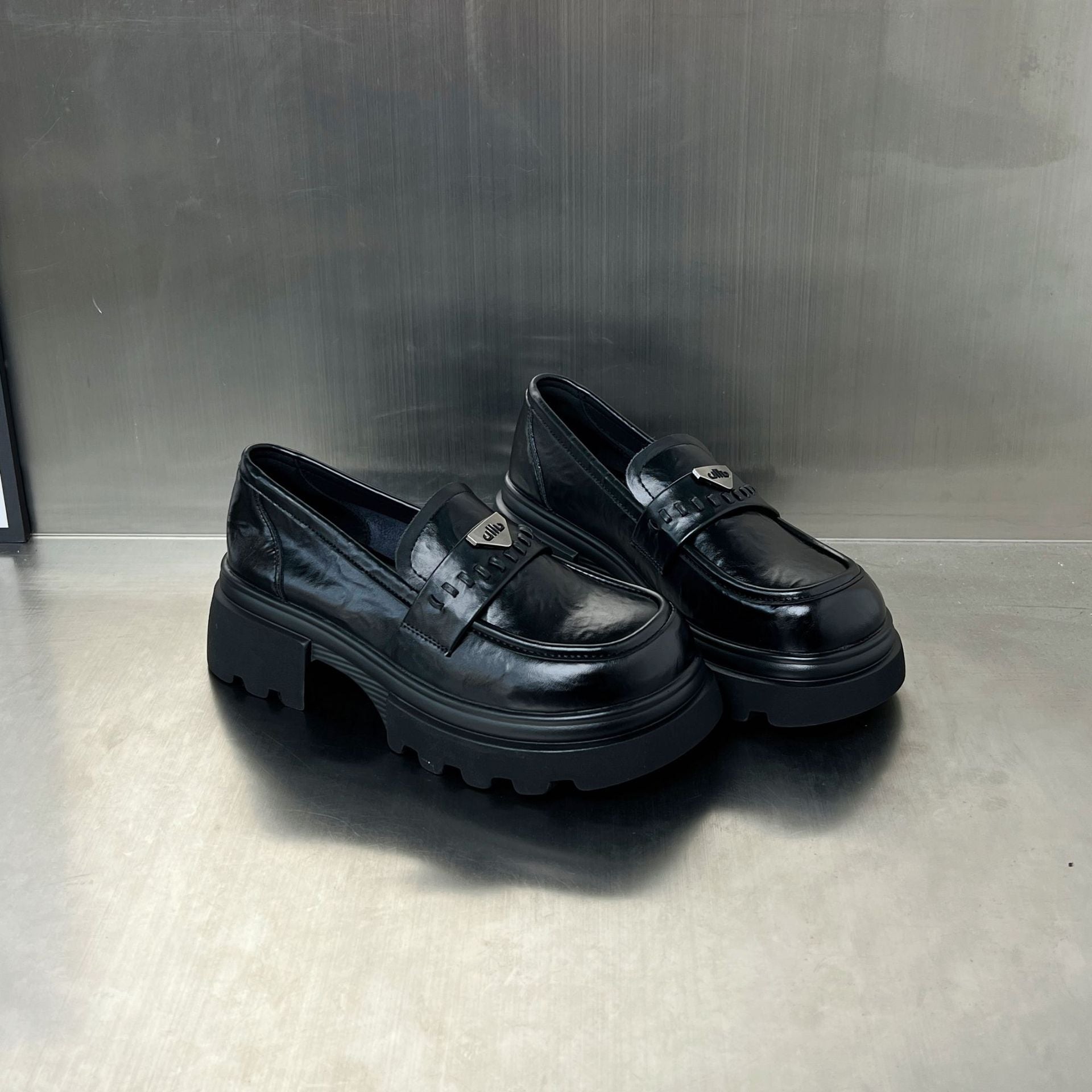Damen modische Clogs mit klobiger Sohle und glänzender Lederoberfläche R&B