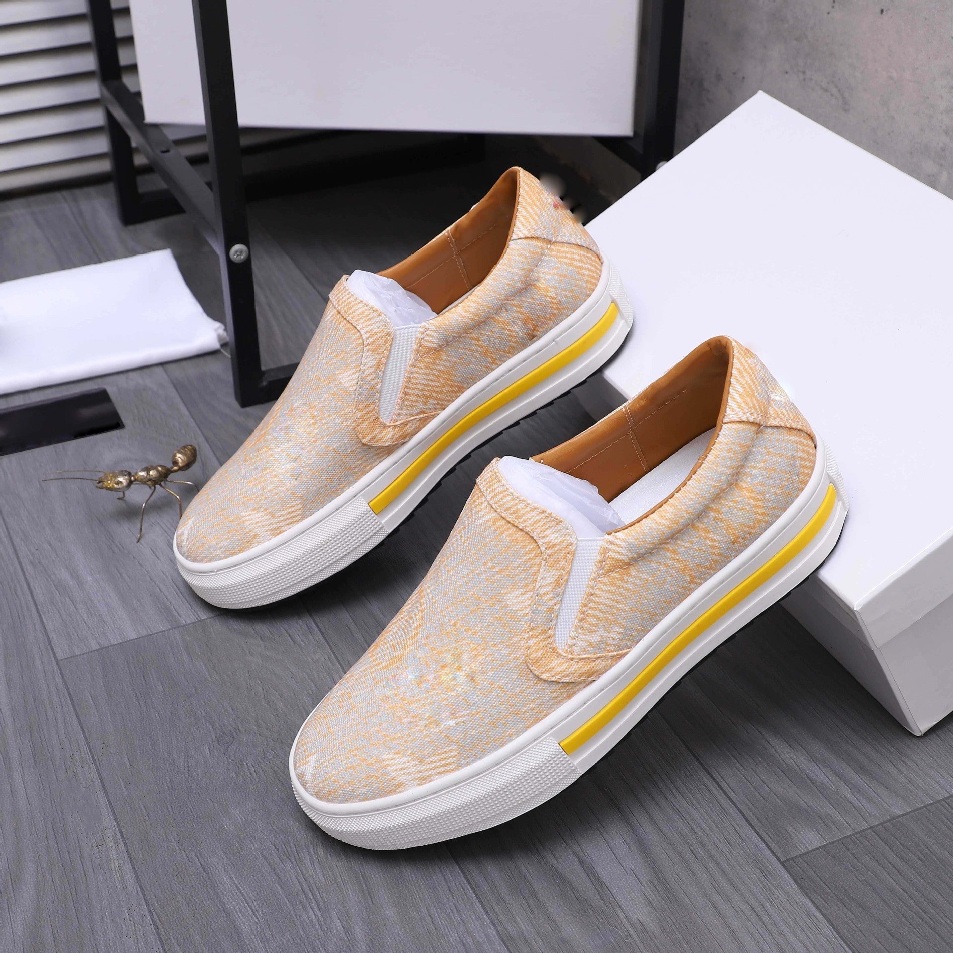 Damen Slip-On Sneakers mit atmungsaktiver und elastischer Oberflächenstruktur R&B