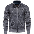 Herren Strickjacke mit modernem Zopfmuster und hohem Kragen R&B