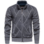 Herren Strickjacke mit modernem Zopfmuster und hohem Kragen R&B