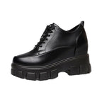 Damen Plateausneaker mit glänzender Oberfläche und robustem Sohlenprofil